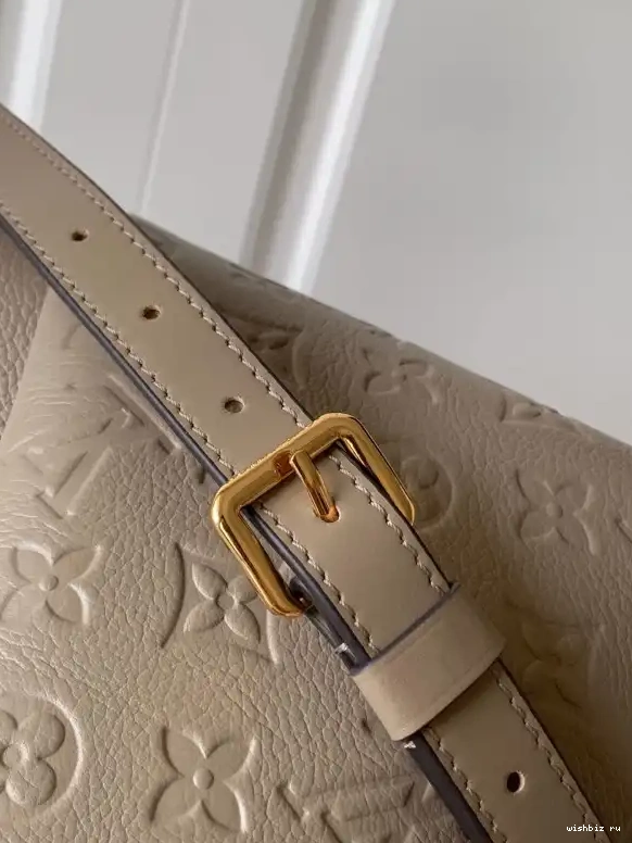 WIS VUITTON V MM TOTE LOUIS 0617